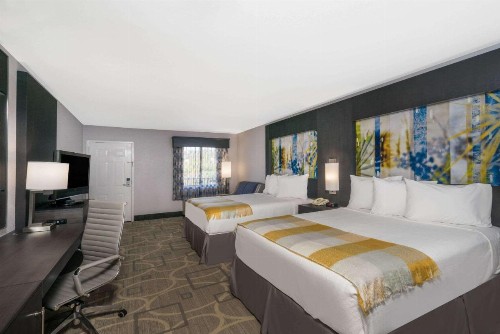 Days Inn by Wyndham Asheville Downtown North - image 1