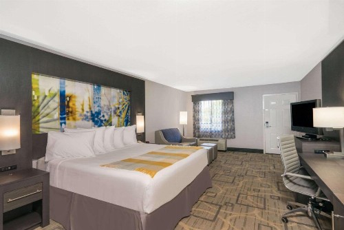 Days Inn by Wyndham Asheville Downtown North - image 16