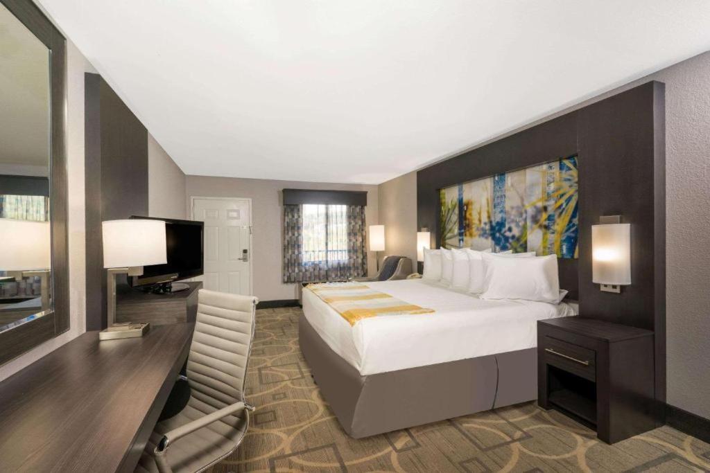 Days Inn by Wyndham Asheville Downtown North - image 3