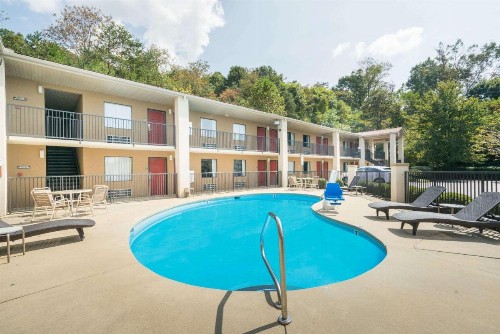 Days Inn by Wyndham Asheville Downtown North - image 5