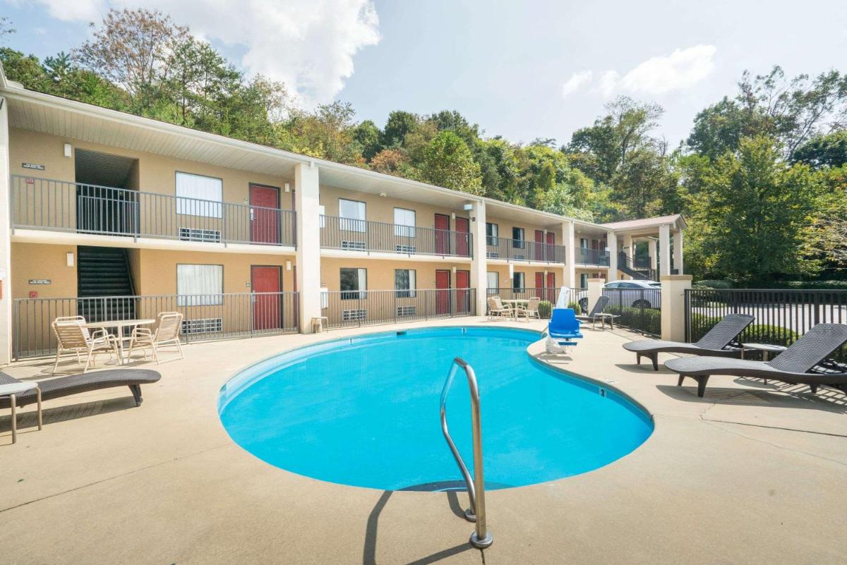 Days Inn by Wyndham Asheville Downtown North - image 5