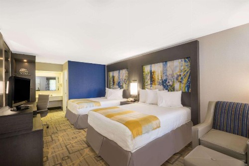 Days Inn by Wyndham Asheville Downtown North - image 9