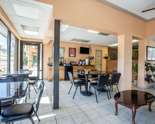 Econo Lodge Biltmore - image 10