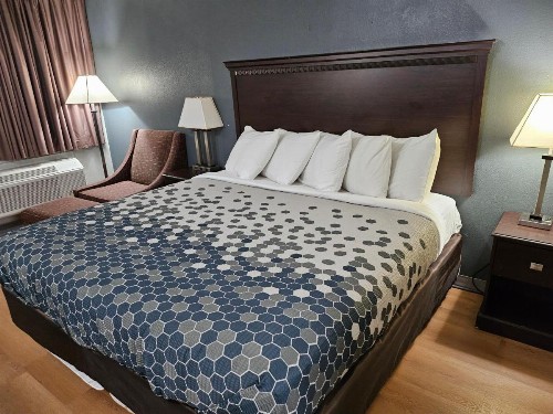 Econo Lodge Biltmore - image 11