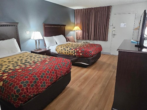 Econo Lodge Biltmore - image 12