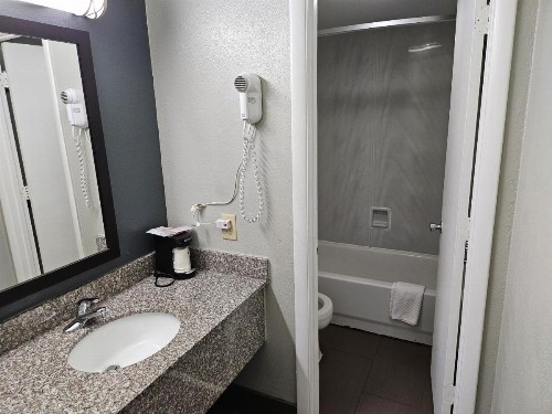 Econo Lodge Biltmore - image 13
