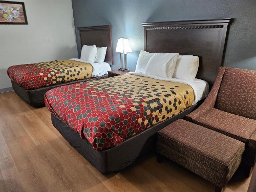 Econo Lodge Biltmore - image 14