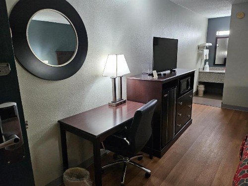 Econo Lodge Biltmore - image 16