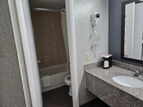Econo Lodge Biltmore - image 17