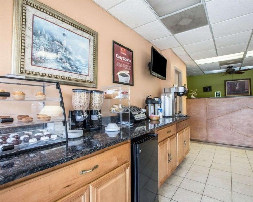 Econo Lodge Biltmore - image 4