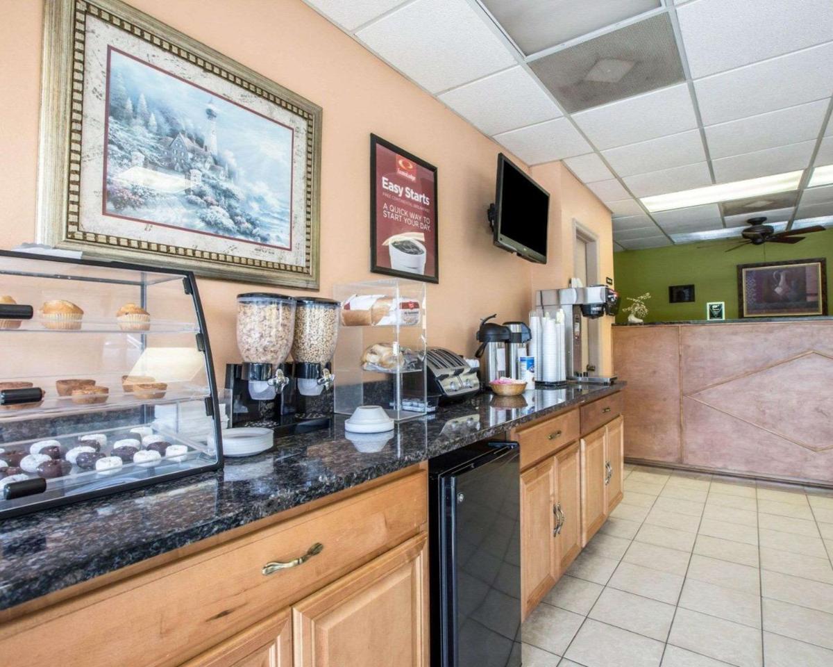 Econo Lodge Biltmore - image 4