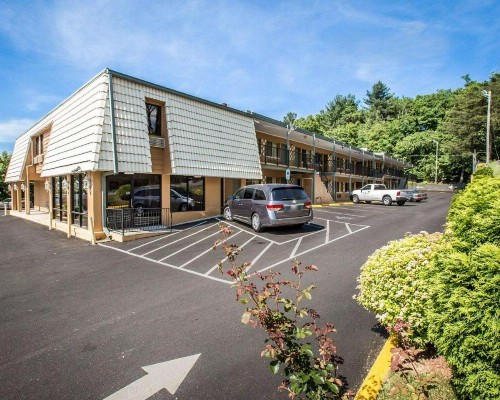 Econo Lodge Biltmore - image 5