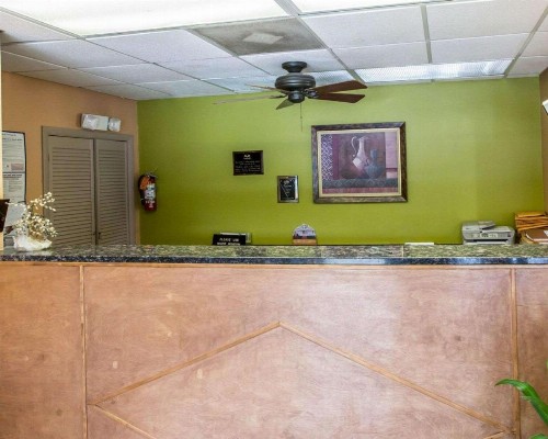 Econo Lodge Biltmore - image 6
