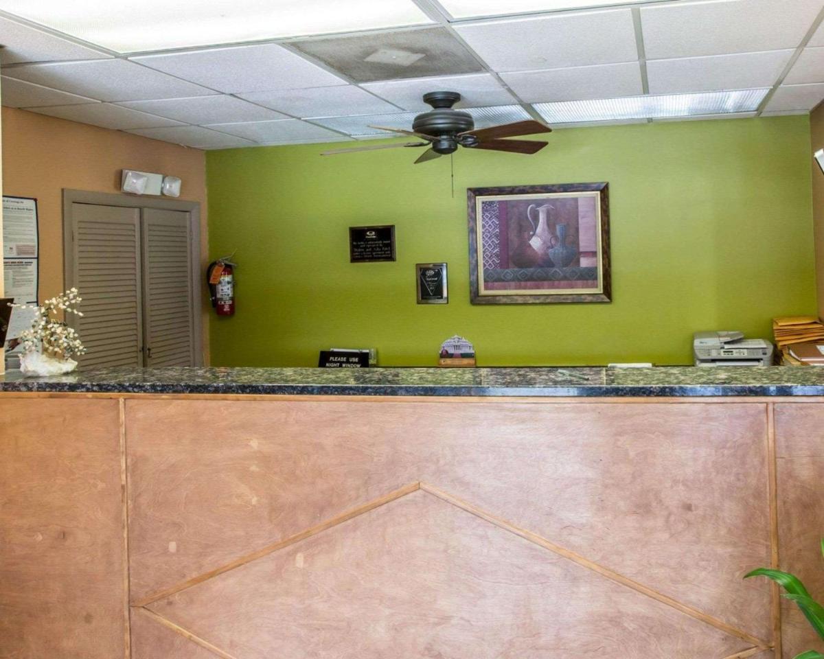 Econo Lodge Biltmore - image 6