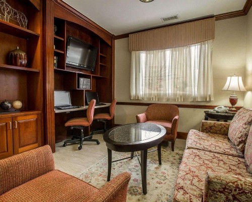 Quality Inn & Suites Biltmore East - image 3