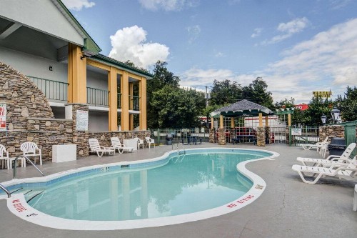 Quality Inn & Suites Biltmore East - image 9