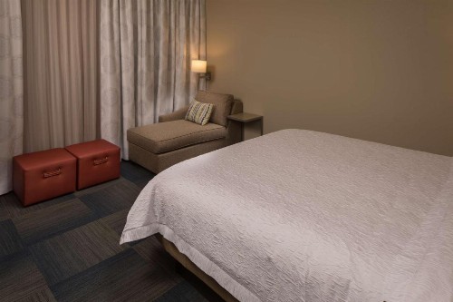 Hampton Inn & Suites-Asheville Biltmore Village NC - image 2