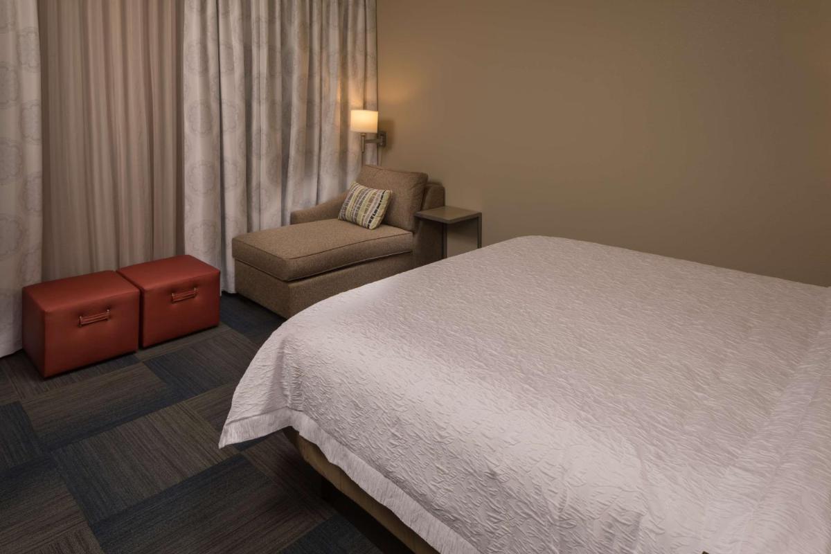 Hampton Inn & Suites-Asheville Biltmore Village NC - image 2