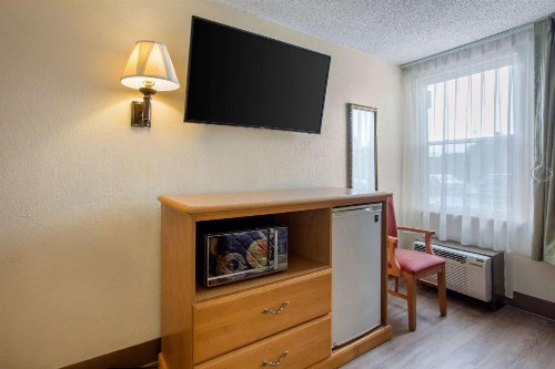 Rodeway Inn - image 10