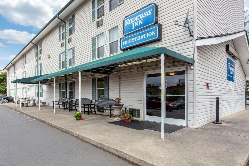 Rodeway Inn - image 11