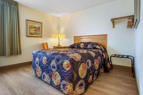 Rodeway Inn - image 12