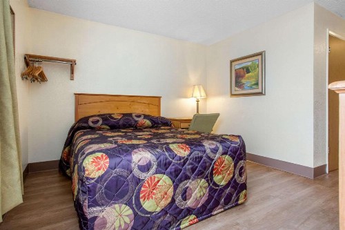 Rodeway Inn - image 17