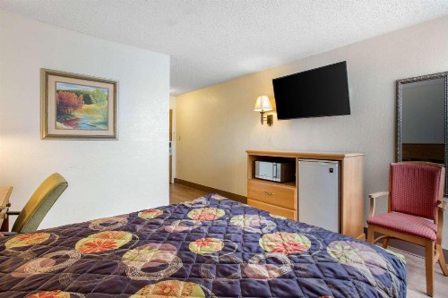 Rodeway Inn - image 18