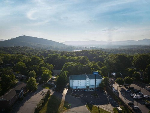 Rodeway Inn & Suites near Outlet Mall - Asheville - image 22