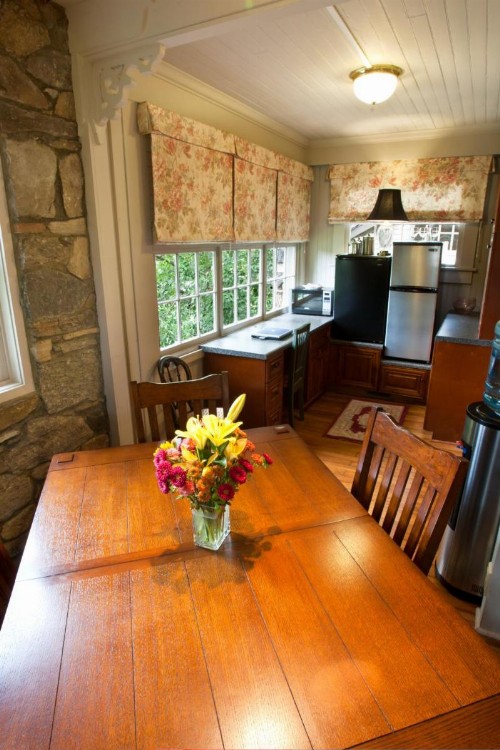 North Lodge on Oakland Bed and Breakfast - image 4