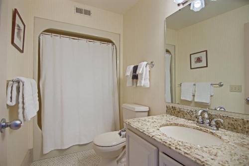 North Lodge on Oakland Bed and Breakfast - image 7