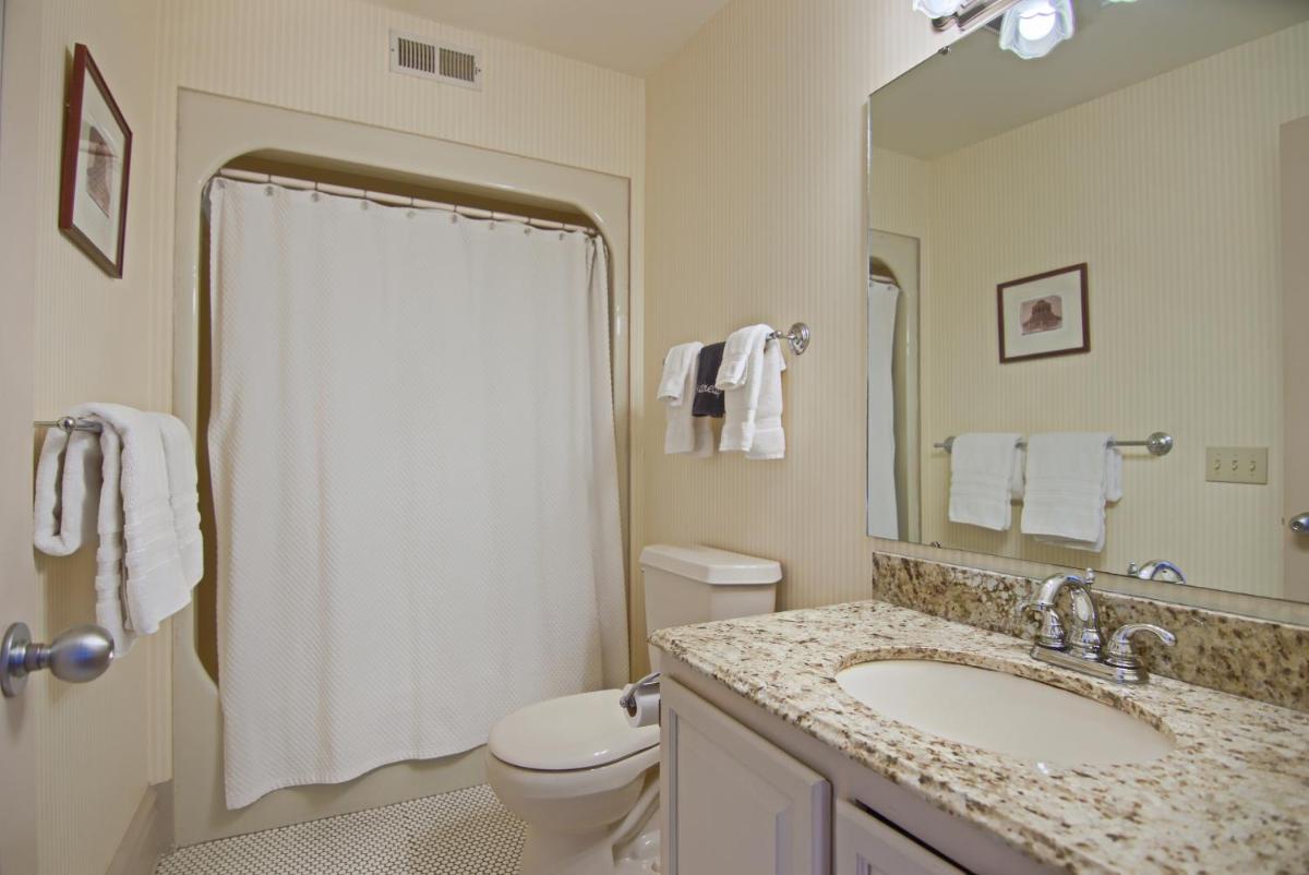 North Lodge on Oakland Bed and Breakfast - image 7