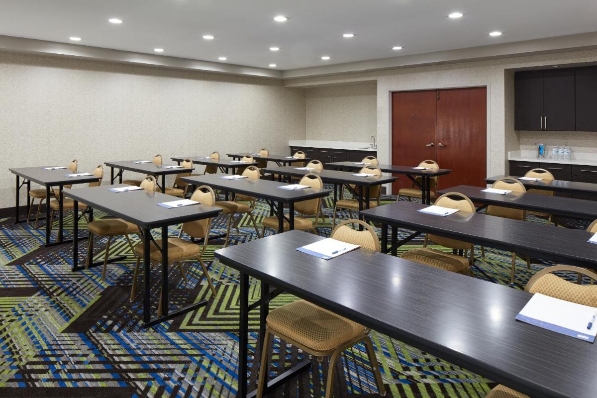 Holiday Inn Express & Suites Asheville SW - Outlet Ctr Area an IHG Hotel - image 4