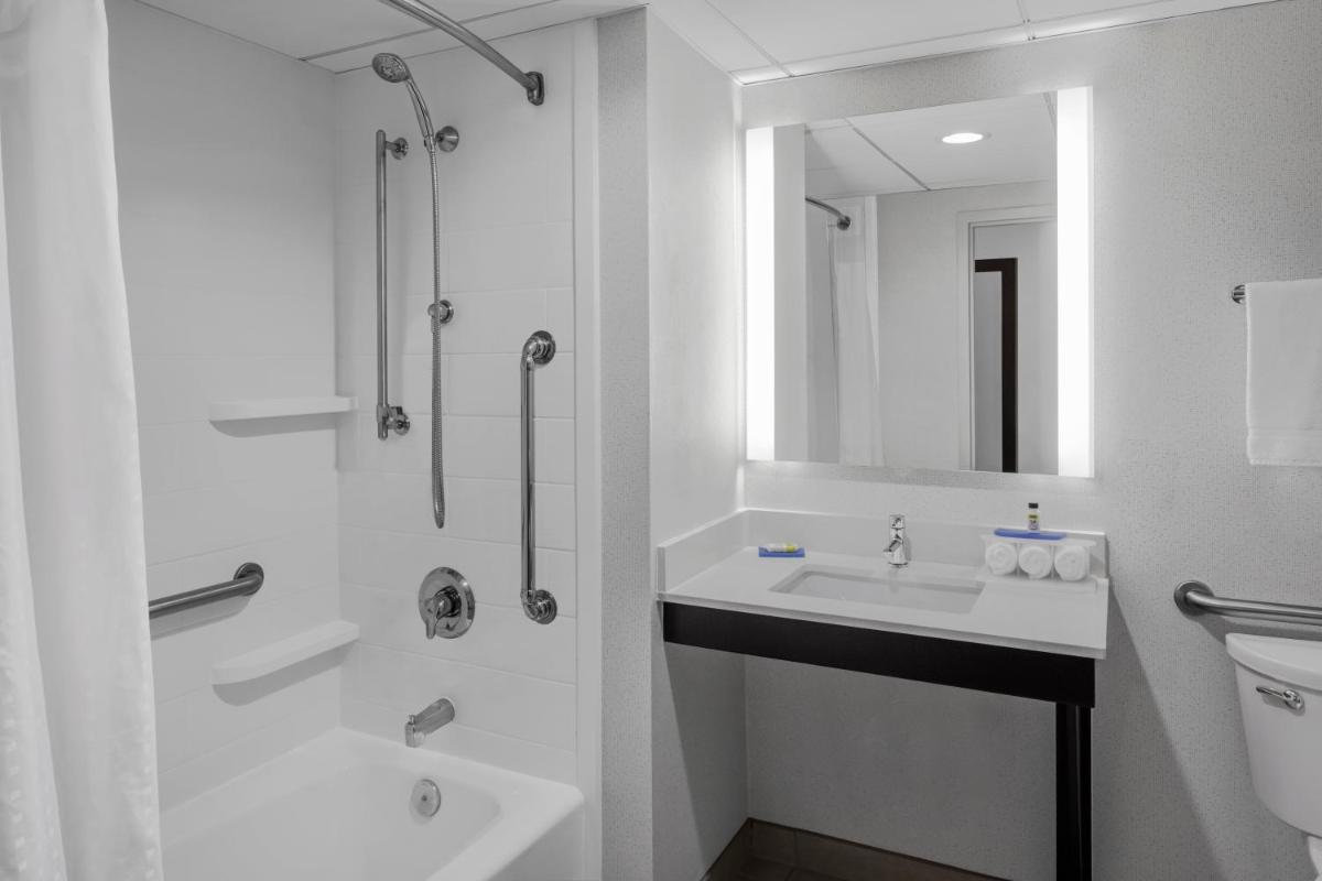 Holiday Inn Express & Suites Asheville SW - Outlet Ctr Area an IHG Hotel - image 5