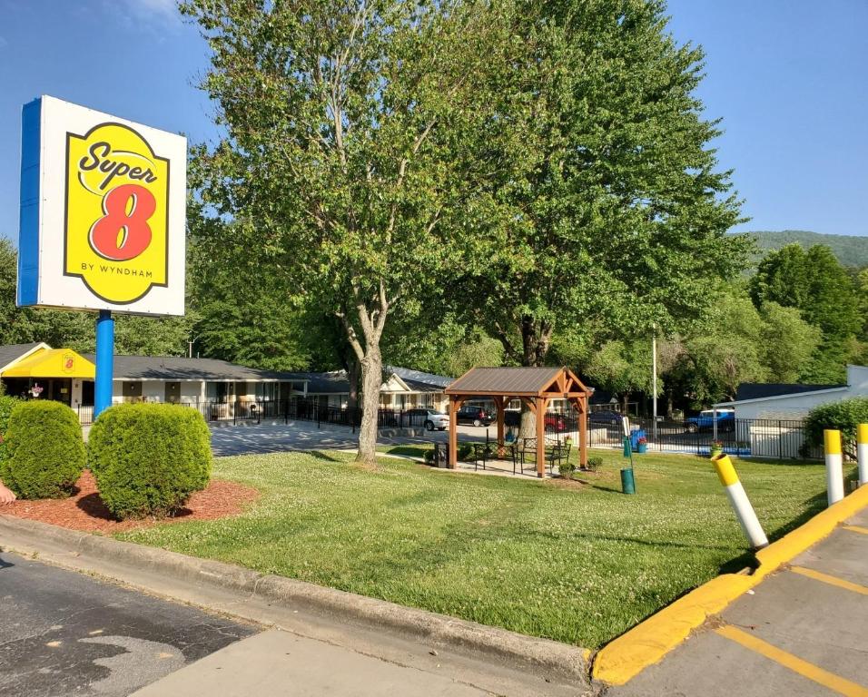 Super 8 by Wyndham Asheville/Biltmore - main image