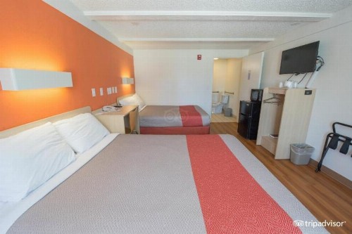 Super 8 by Wyndham Asheville/Biltmore - image 25