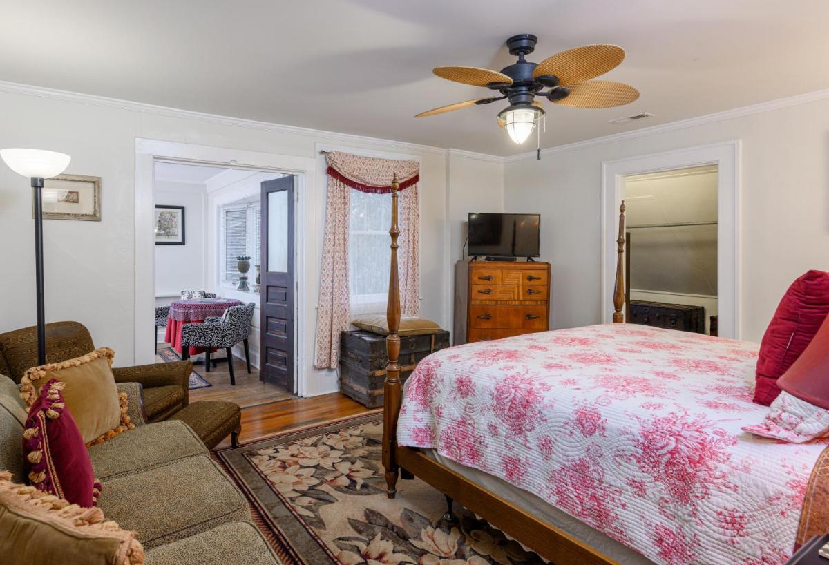 Oakland Cottage Bed and Breakfast - image 3