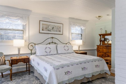 Oakland Cottage Bed and Breakfast - image 35