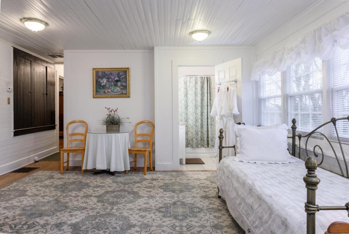 Oakland Cottage Bed and Breakfast - image 4