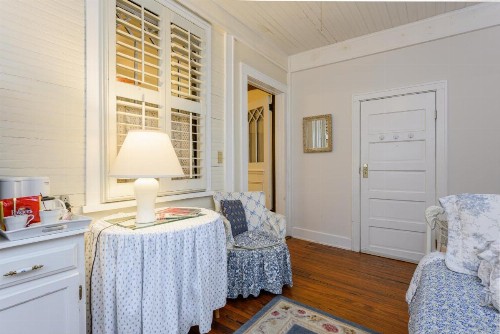 Oakland Cottage Bed and Breakfast - image 42