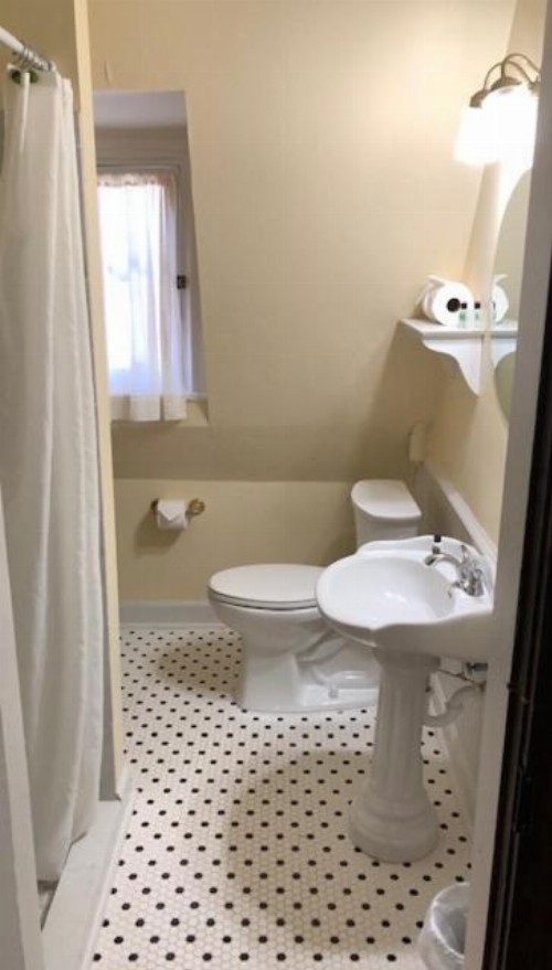 Cedar Crest Inn - image 42