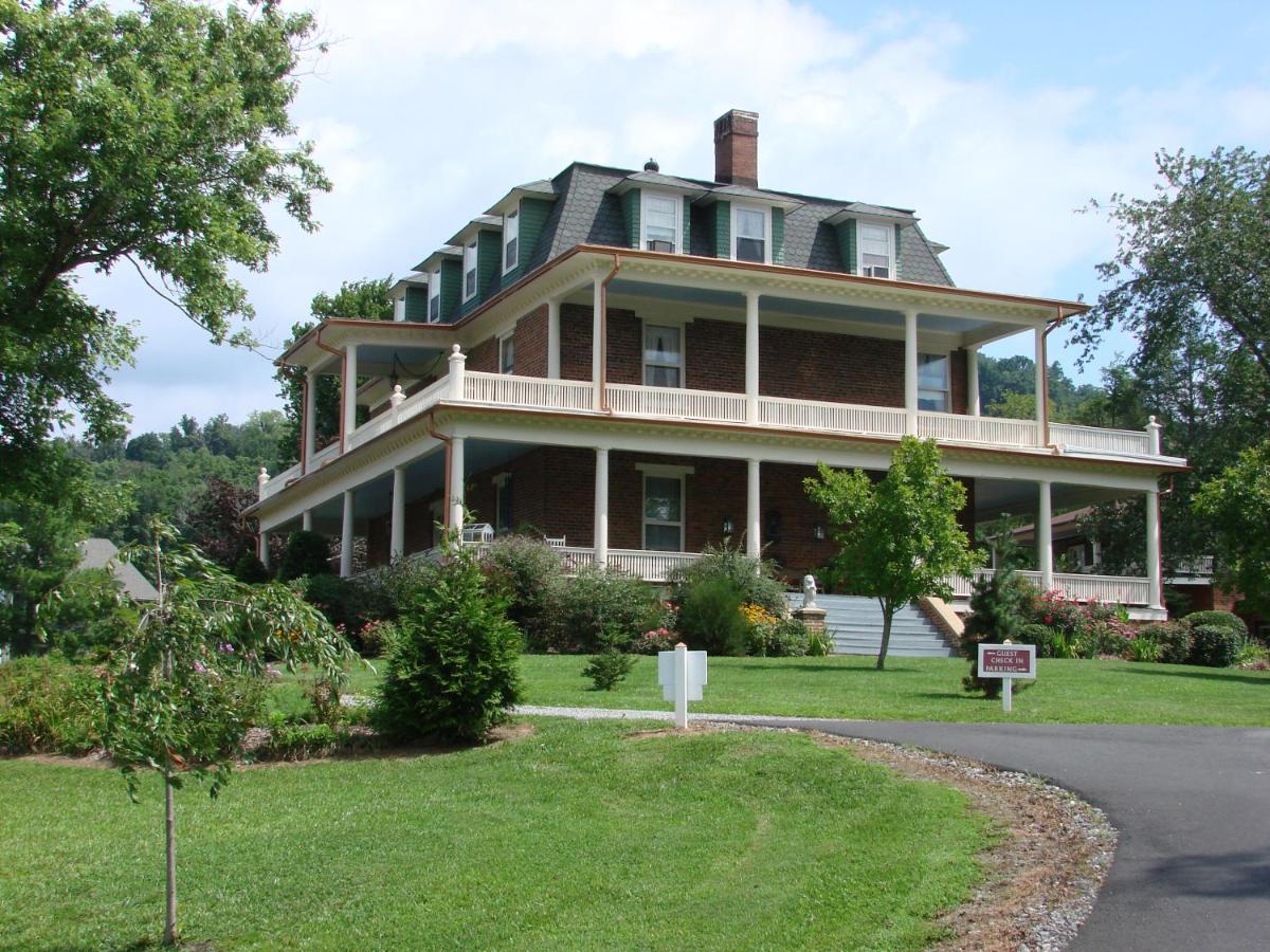The Reynolds Mansion - main image