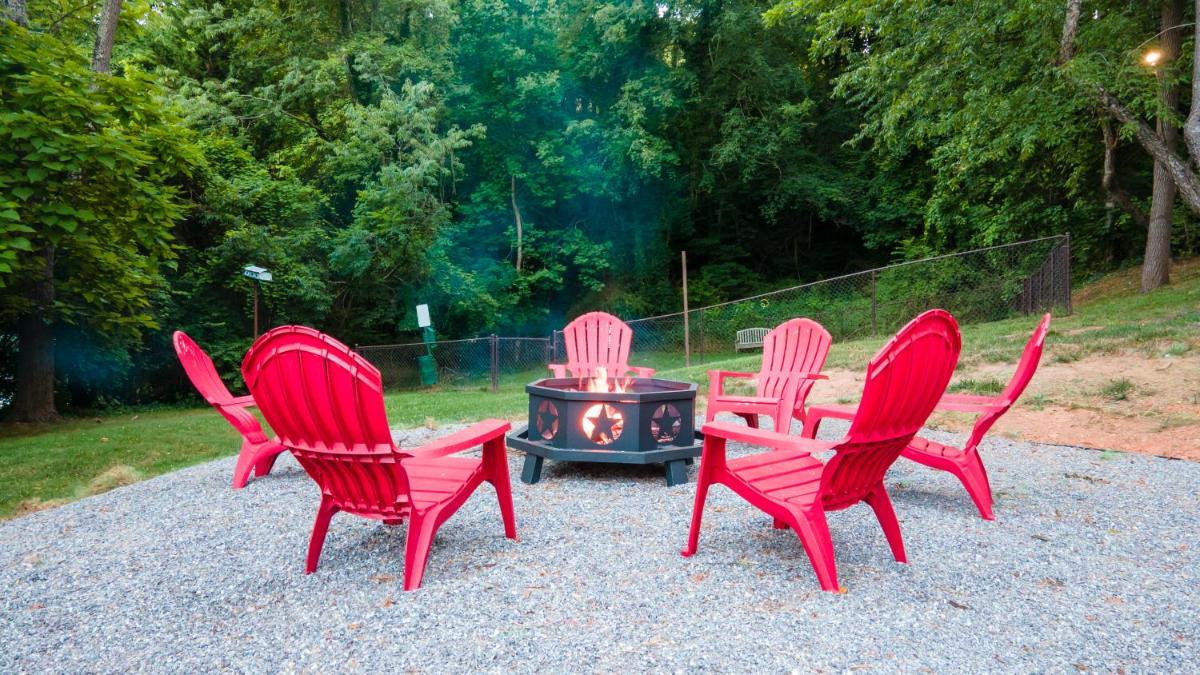 Log Cabin Motor Court - image 6