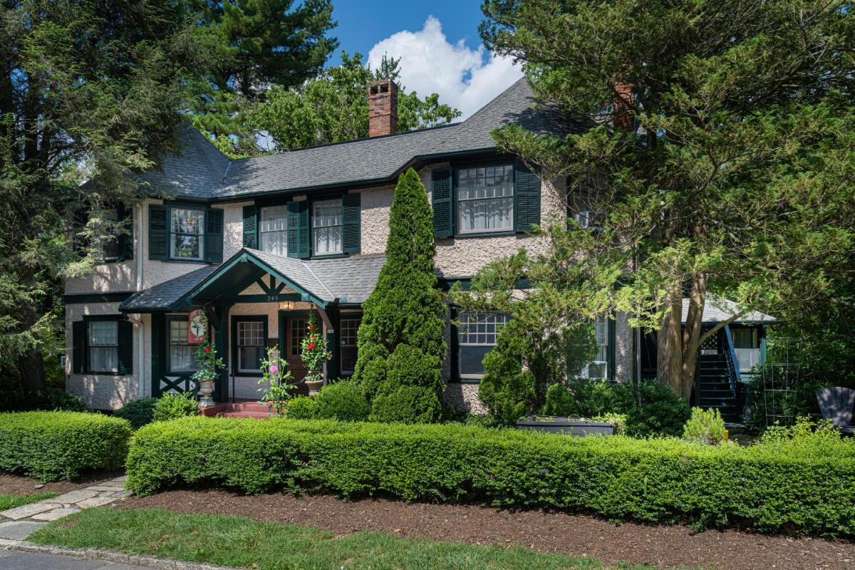 Pinecrest Bed & Breakfast - main image