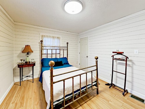 Retro-Chic 1920S Bungalow Cabin - image 11