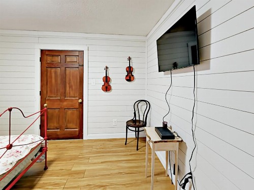Retro-Chic 1920S Bungalow Cabin - image 6