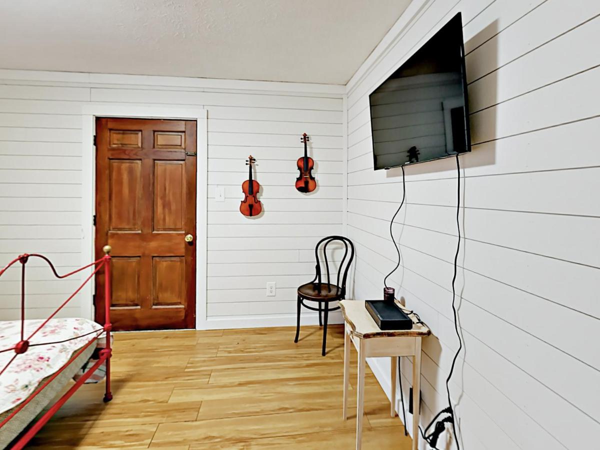 Retro-Chic 1920S Bungalow Cabin - image 6