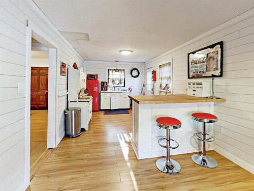 Retro-Chic 1920S Bungalow Cabin - image 8