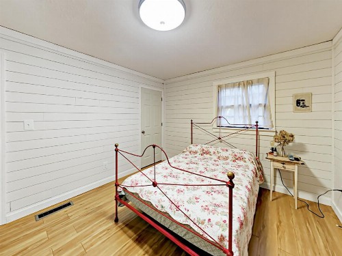 Retro-Chic 1920S Bungalow Cabin - image 9