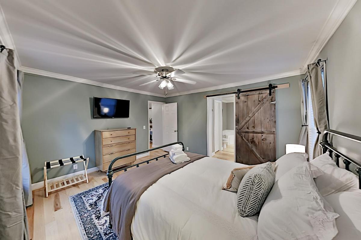 Secluded Escape Near Downtown & Biltmore Fun home - image 7