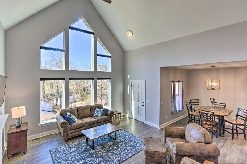 Modern Mtn Getaway 5 Miles to Downtown Asheville - image 5